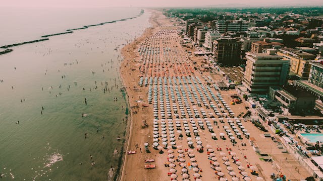 Hogyan foglaljunk strandhelyet az olasz tengerparton: teljes útmutató