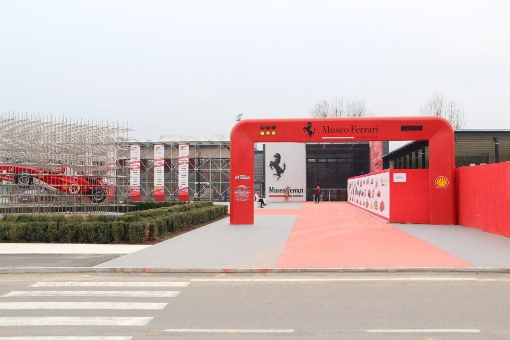 Ferrari Múzeum Maranello bejárata Olaszországban
