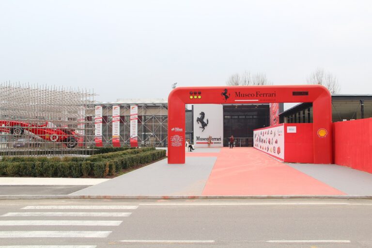 Ferrari Múzeum Maranello bejárata Olaszországban