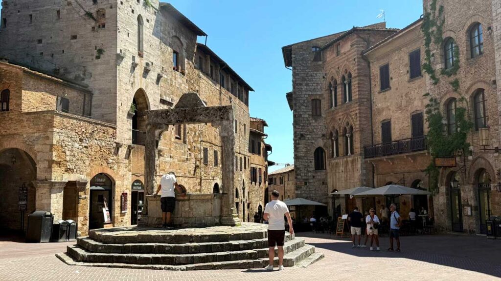 Piazza della Cisterna San Gimignanóban, Toszkána egyik leghangulatosabb középkori tere