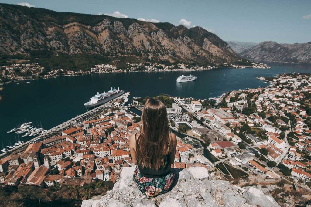 Kilátás Kotor óvárosára és a Kotori-öbölre a San Giovanni-erődből