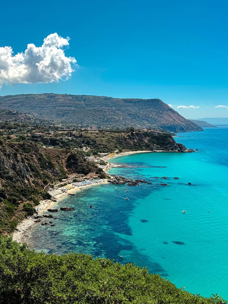 Lenyűgöző légi felvétel Capo Vaticano türkizkék partjáról Kalábriában, Olaszországban